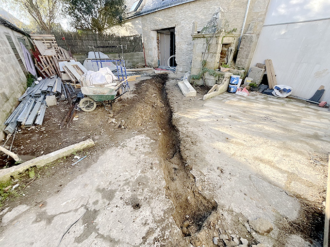 Pour le projet Quiberon Bouette les équipes de macon du Morbihan création d'une tranchée pour amener l'électricité dans cette dépendance